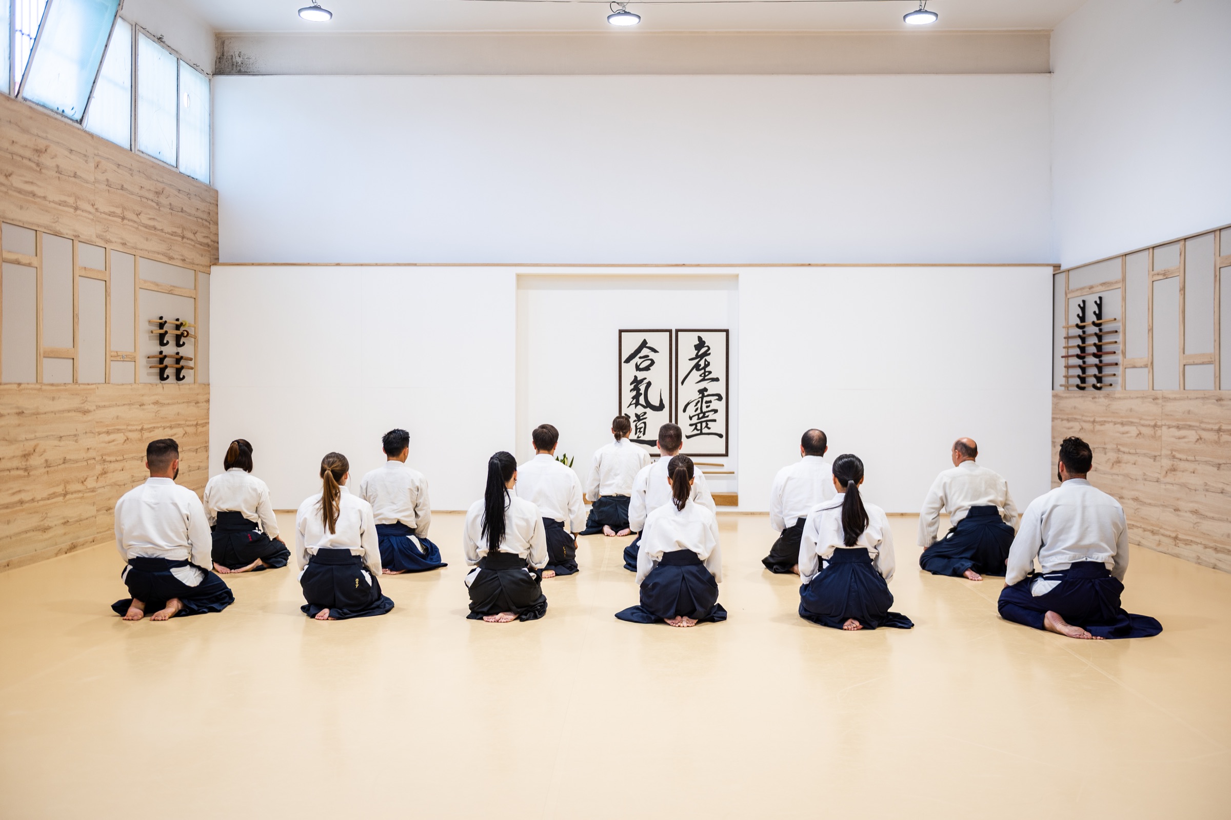 The class seated in seiza facing the kamiza, at the Aikido Musubi dojo in Badalona.