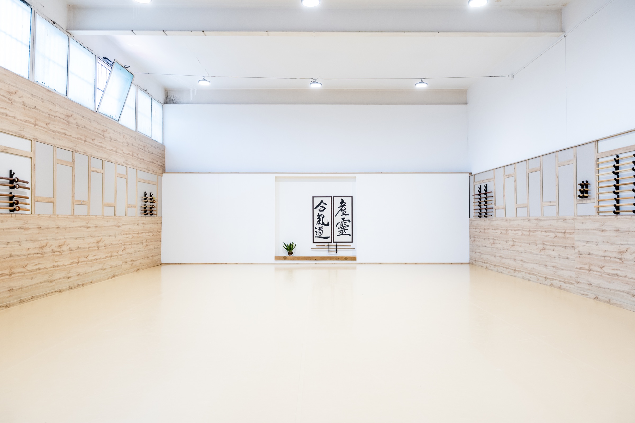 The mat at the Aikido Musubi dojo, empty, in daylight.
