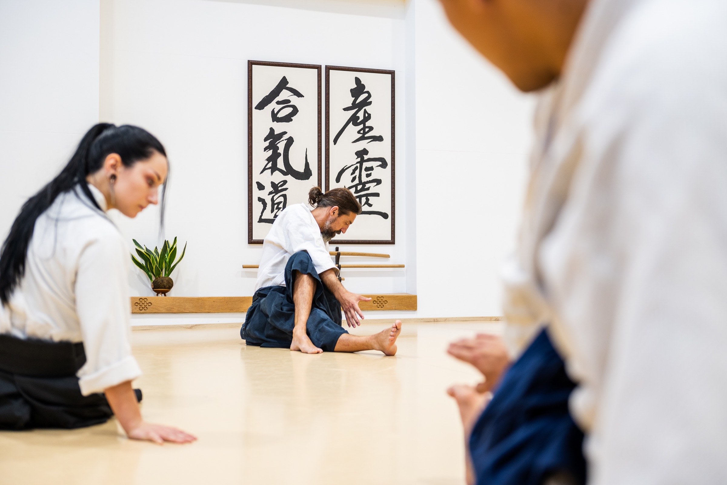 Practice on the mat, with the kamiza behind.