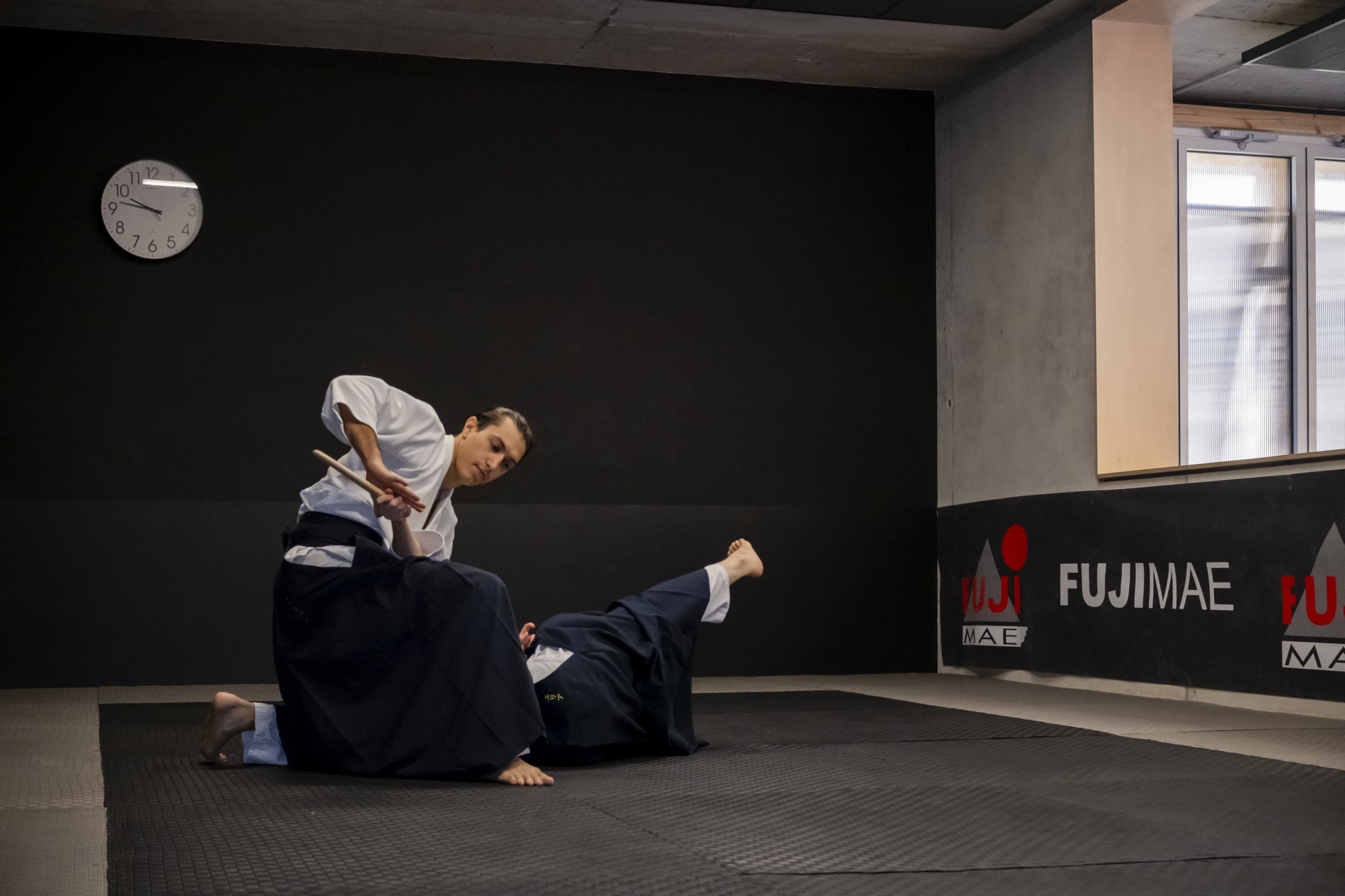 Una caiguda, l'ukemi, a la sala de tatami del CxEM Espronceda, a Barcelona.