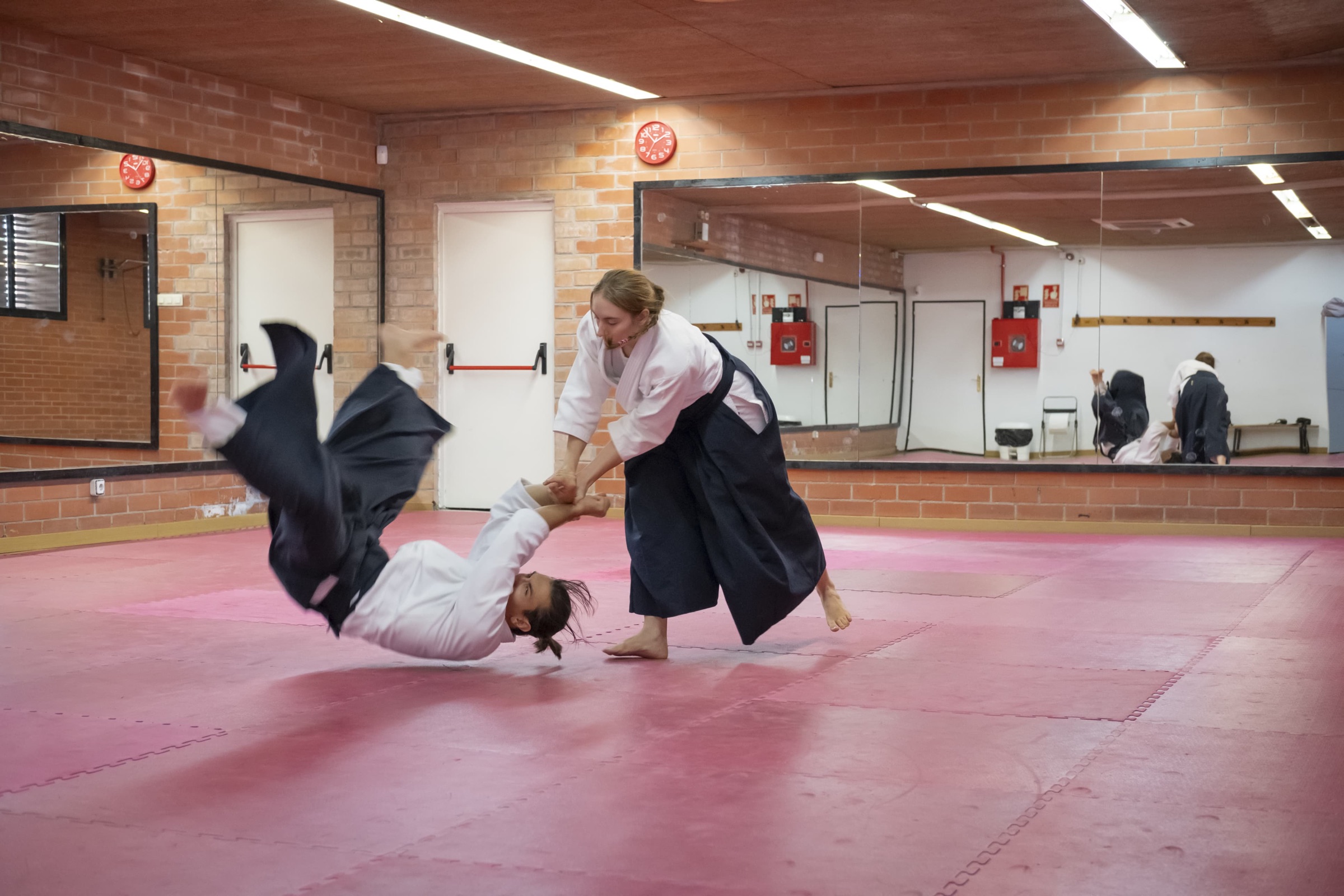 Una projecció a la sala de tatami del poliesportiu Marina-Besòs, a Sant Adrià de Besòs.