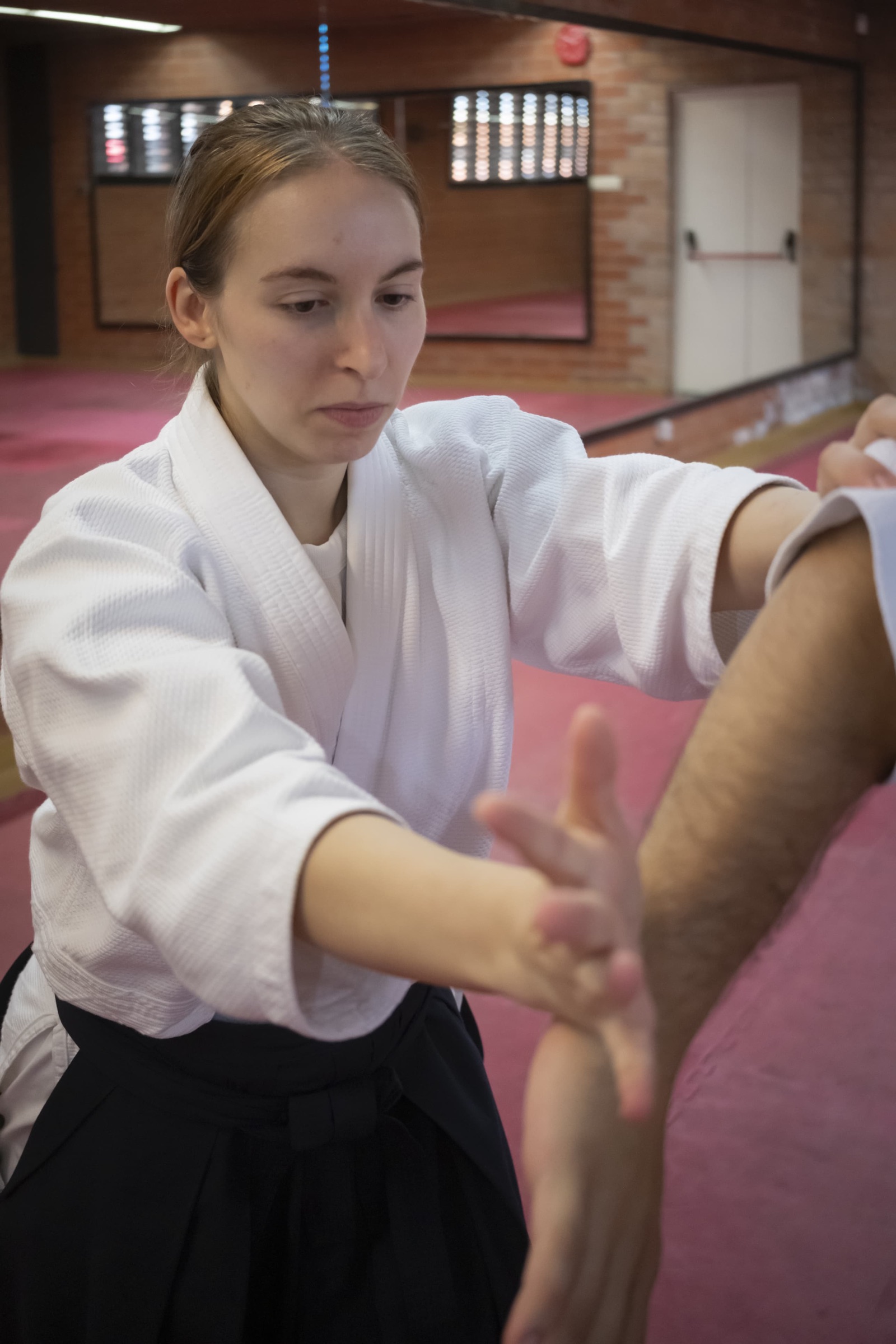 Una aikidoka practica una tècnica a Marina-Besòs.
