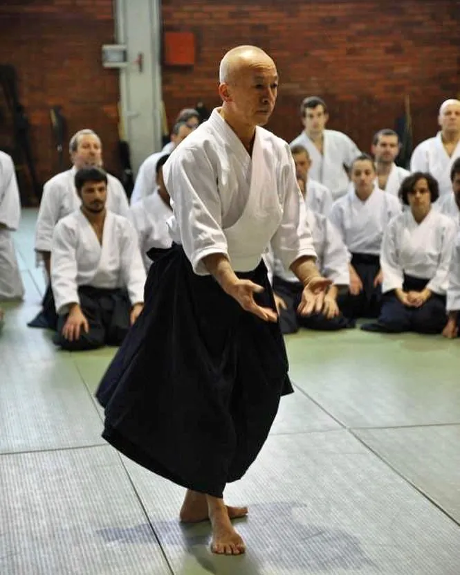 Osawa H. Shihan (大澤 勇人) showing proper shisei (姿勢) or posture; and han