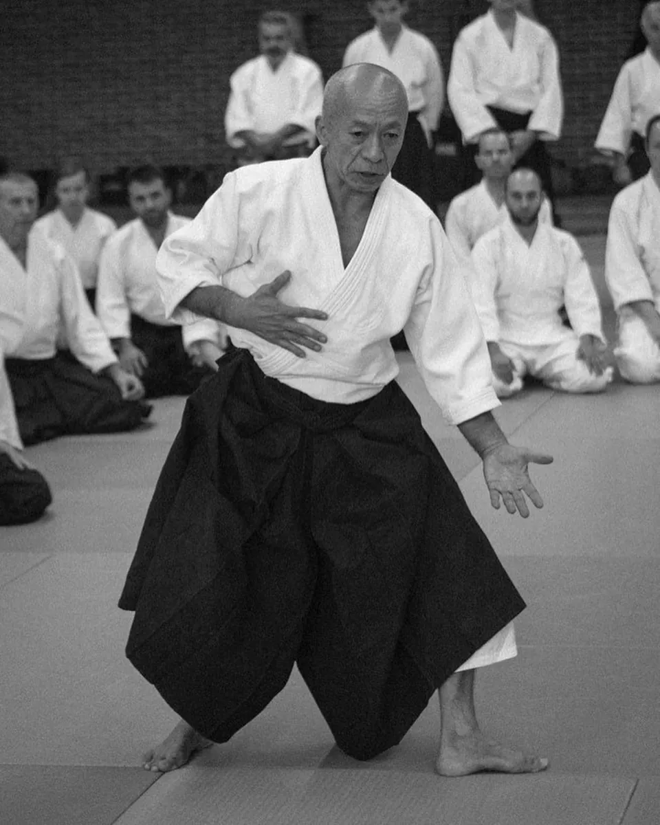 Osawa H. Shihan exige a sus estudiantes precisión en la postura, empez