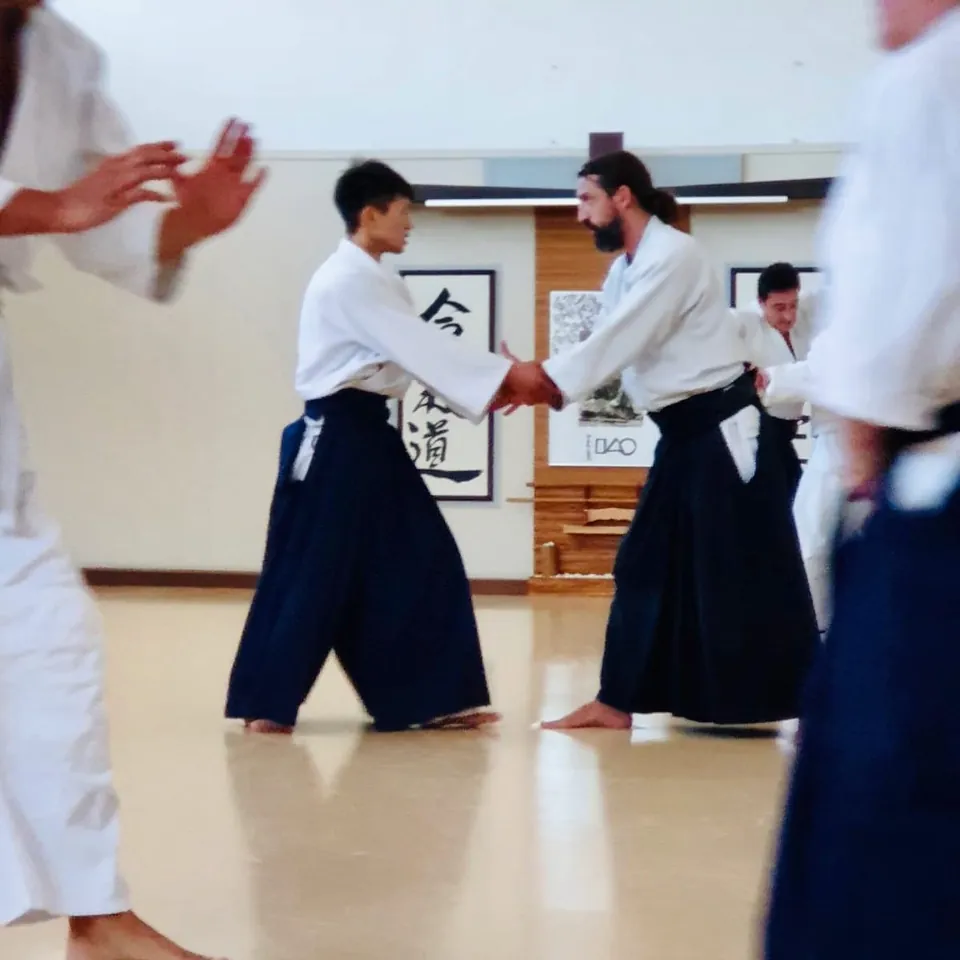 パブロ先輩とロングビーチは両手取の呼吸法を練習するところです。
