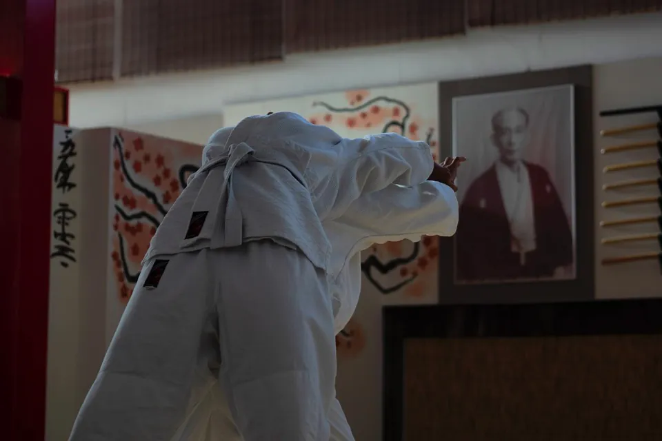 Haishin Undō/Seshin Undō (背伸運動). 🅰️🅱️⬆️↗️➡️゙゙ 📸 @albaserra__