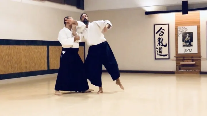 Ushiro-mae-kaiten-ukemi or Front Roll When Falling Backward (後前回転 受身) 