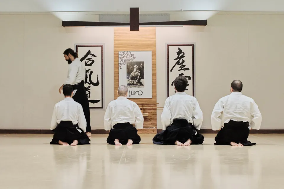 Bow to the front: Shōmen ni rei (正面に礼); Bow to the teacher: Sensei ni