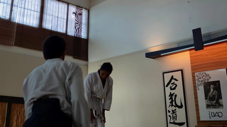 指導者に丁寧に頭を下げる。