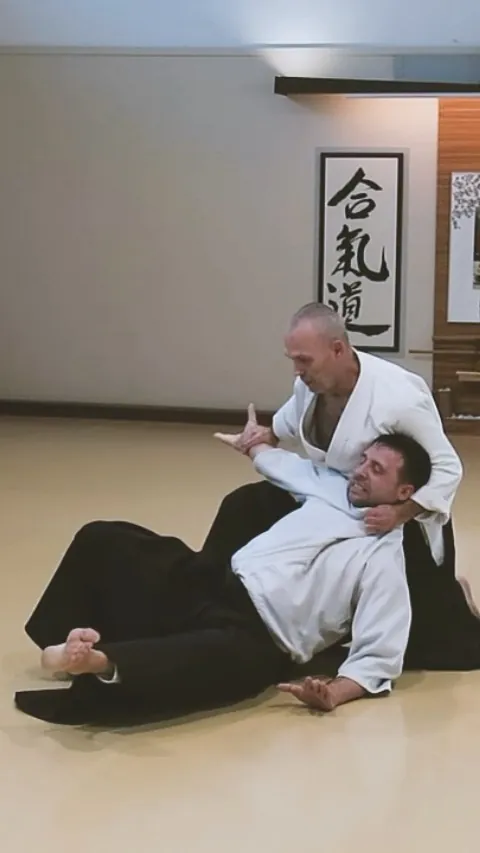 Mike Flynn Sensei showing Tantō-dori Tsuki Okuri-eri-jime (短刀取り 突き 送襟