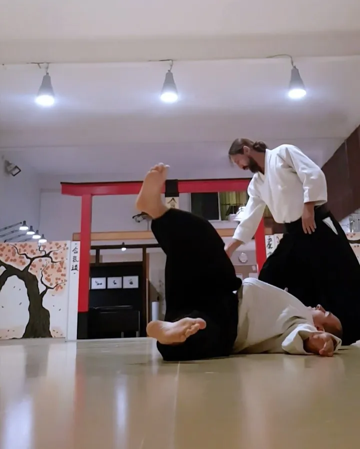 Pablo Martín Sensei showing Katate-dori Kokyū-hō Ai-hanmi (片手取り 呼吸法 相
