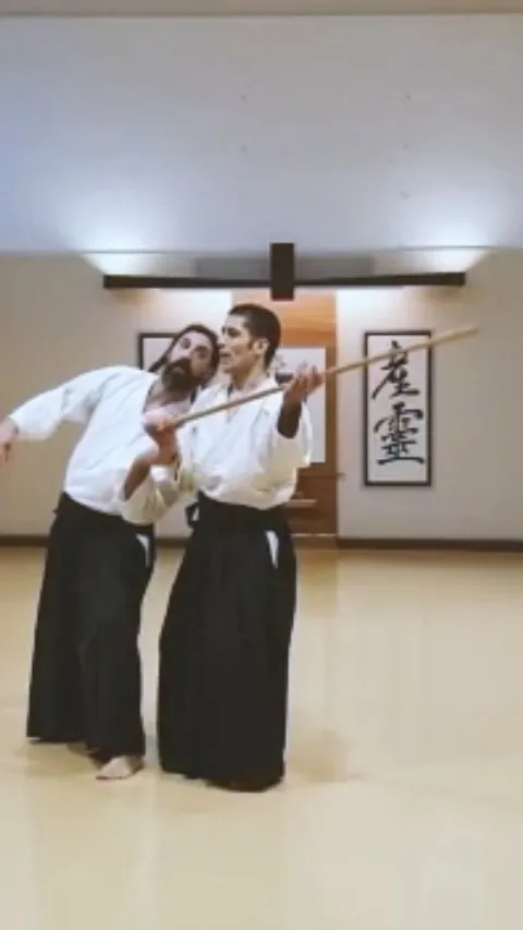 Pedro Fortes Sensei showing Katate-dori Kokyū-hō (片手取り 呼吸法) and Jō-w