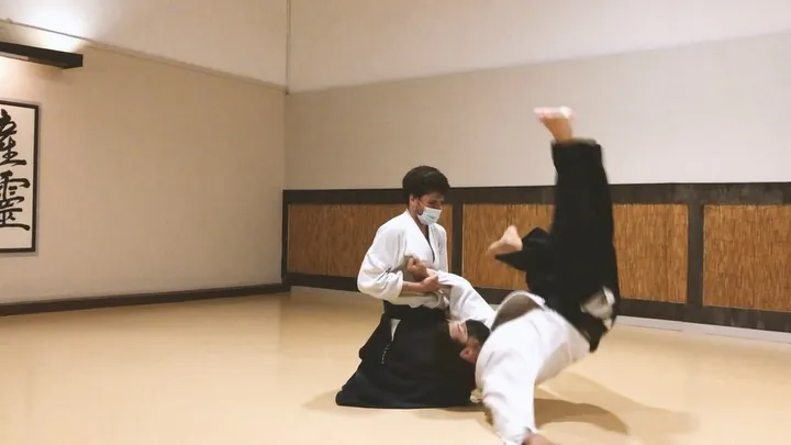 This is me practicing maki-otoshi (巻き落とし) with @pablo_martin_martin Se