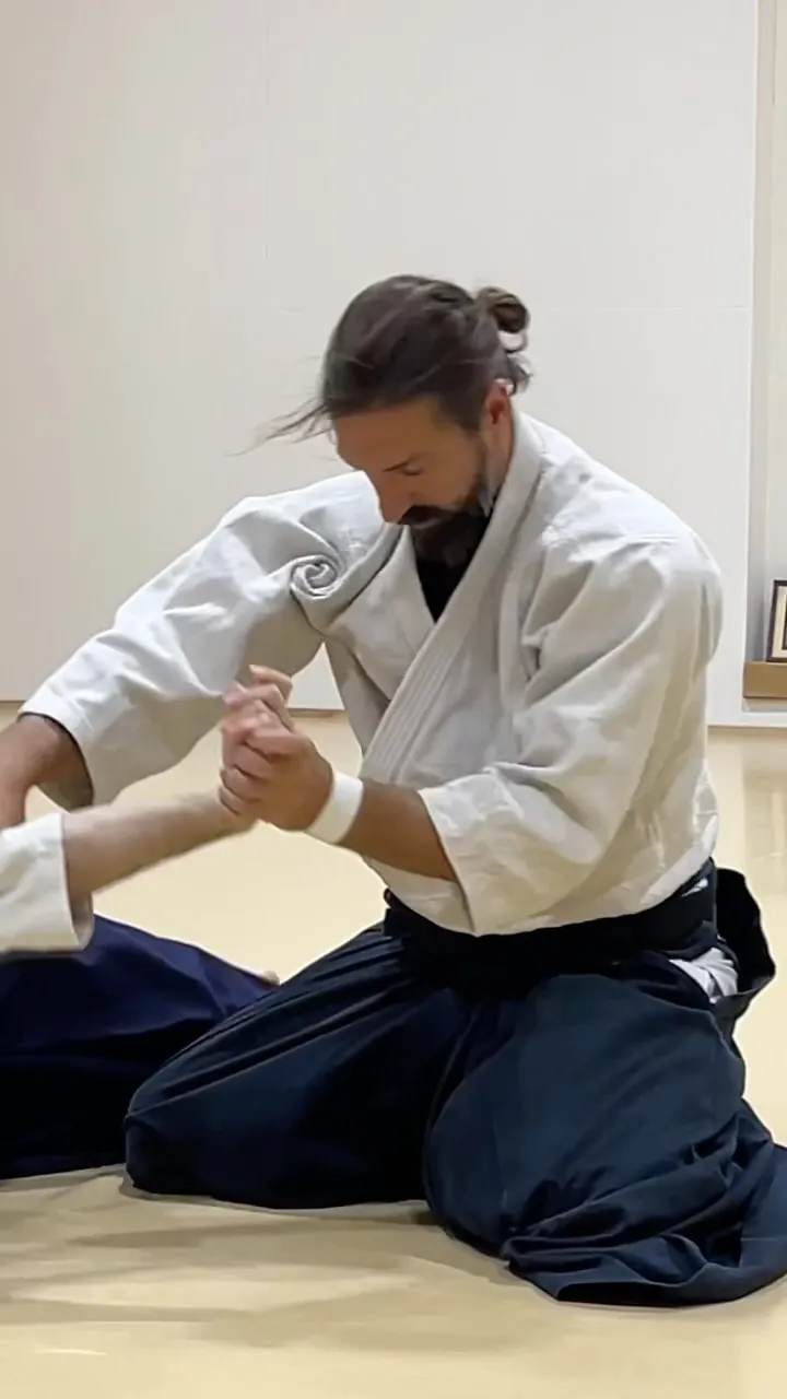Katame-waza Kata-dori Dai-ikkyō Zagi Omote (固め技 肩取り 第一教 座技 表)